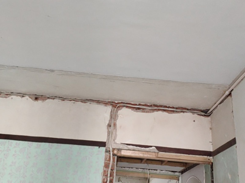 電路改造是重要的隱蔽工程之一，在施工中，電路改造的工序比較復(fù)雜，很容易會(huì)出現(xiàn)一些安全隱患，因此電路改造施工過(guò)程必須嚴(yán)格按規(guī)范進(jìn)行。很多朋友在裝修的時(shí)候沒(méi)有考慮到入住后的實(shí)際需要，往往對(duì)電線插座的安裝掉以輕心。到了入住就后悔莫及。因此，裝修時(shí)考慮清楚，以免讓電線插座給入住留下裝修遺憾。