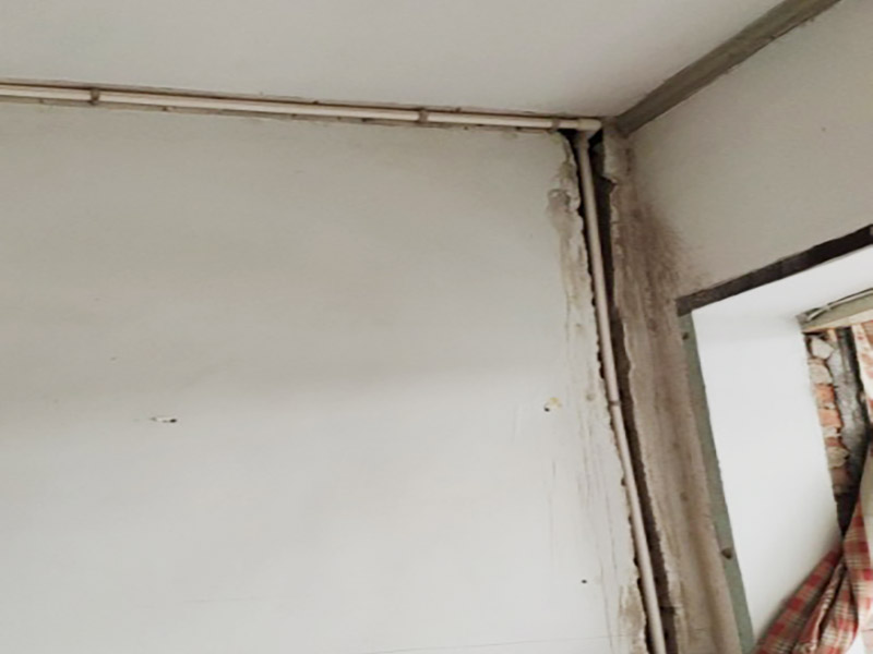 電路改造是重要的隱蔽工程之一，在施工中，電路改造的工序比較復(fù)雜，很容易會(huì)出現(xiàn)一些安全隱患，因此電路改造施工過(guò)程必須嚴(yán)格按規(guī)范進(jìn)行。很多朋友在裝修的時(shí)候沒(méi)有考慮到入住后的實(shí)際需要，往往對(duì)電線插座的安裝掉以輕心。到了入住就后悔莫及。因此，裝修時(shí)考慮清楚，以免讓電線插座給入住留下裝修遺憾。