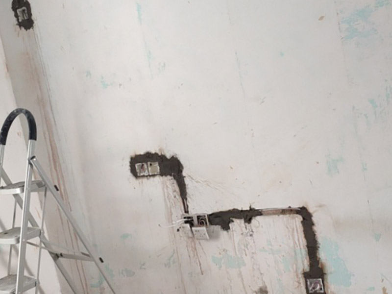 電路改造是重要的隱蔽工程之一，在施工中，電路改造的工序比較復(fù)雜，很容易會(huì)出現(xiàn)一些安全隱患，因此電路改造施工過(guò)程必須嚴(yán)格按規(guī)范進(jìn)行。很多朋友在裝修的時(shí)候沒(méi)有考慮到入住后的實(shí)際需要，往往對(duì)電線插座的安裝掉以輕心。到了入住就后悔莫及。因此，裝修時(shí)考慮清楚，以免讓電線插座給入住留下裝修遺憾。