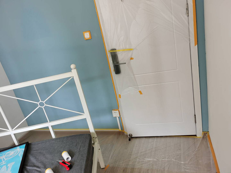 墻面換色家具保護(hù):第一就是可以貼壁紙，只是反而可能會(huì)把墻弄得花里胡哨的；第二在漆上做一些簡單的線條或花紋，把粉色遮蓋住一些；第三就是只有鏟掉重新處理底子刷漆了，因?yàn)槠岣珊笫且粚幽ぁ?#10;在裝修開工前知道家具家電進(jìn)場，都應(yīng)當(dāng)使用成品保護(hù)膜將入戶門進(jìn)行包裹。
水電改造是基礎(chǔ)裝修，水電裝修的質(zhì)量好壞，直接決定著后期的施工和使用。因此，在進(jìn)行水電改造時(shí)，同樣需要做好成品保護(hù)工作。水電改造完成后，應(yīng)當(dāng)對各種管線進(jìn)行規(guī)范的固定，以防脫落;對裸露的線頭要進(jìn)行包裹，以防發(fā)生觸電的危險(xiǎn);做好地面裸線管的固定和保護(hù)，防止被踩