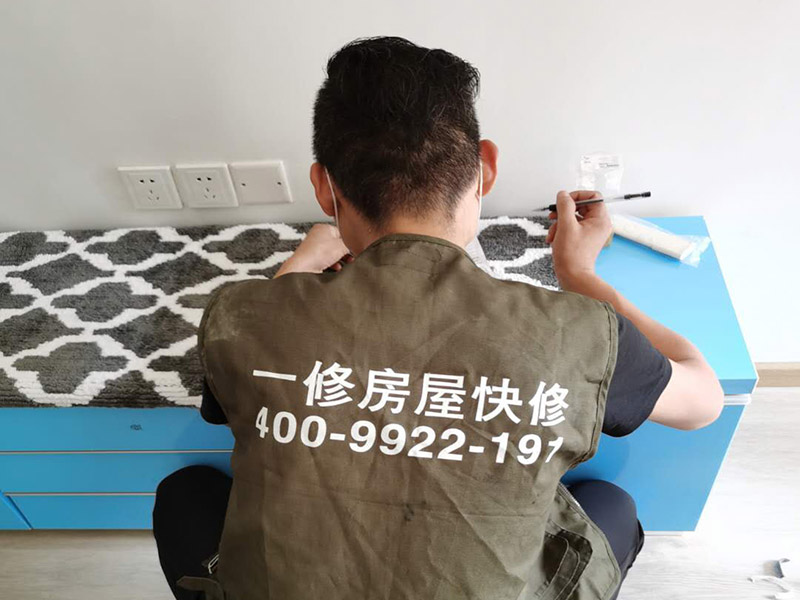 墻面換色家具保護(hù):第一就是可以貼壁紙，只是反而可能會(huì)把墻弄得花里胡哨的；第二在漆上做一些簡單的線條或花紋，把粉色遮蓋住一些；第三就是只有鏟掉重新處理底子刷漆了，因?yàn)槠岣珊笫且粚幽ぁ?在裝修開工前知道家具家電進(jìn)場，都應(yīng)當(dāng)使用成品保護(hù)膜將入戶門進(jìn)行包裹。 水電改造是基礎(chǔ)裝修，水電裝修的質(zhì)量好壞，直接決定著后期的施工和使用。因此，在進(jìn)行水電改造時(shí)，同樣需要做好成品保護(hù)工作。水電改造完成后，應(yīng)當(dāng)對各種管線進(jìn)行規(guī)范的固定，以防脫落;對裸露的線頭要進(jìn)行包裹，以防發(fā)生觸電的危險(xiǎn);做好地面裸線管的固定和保護(hù)，防止被踩