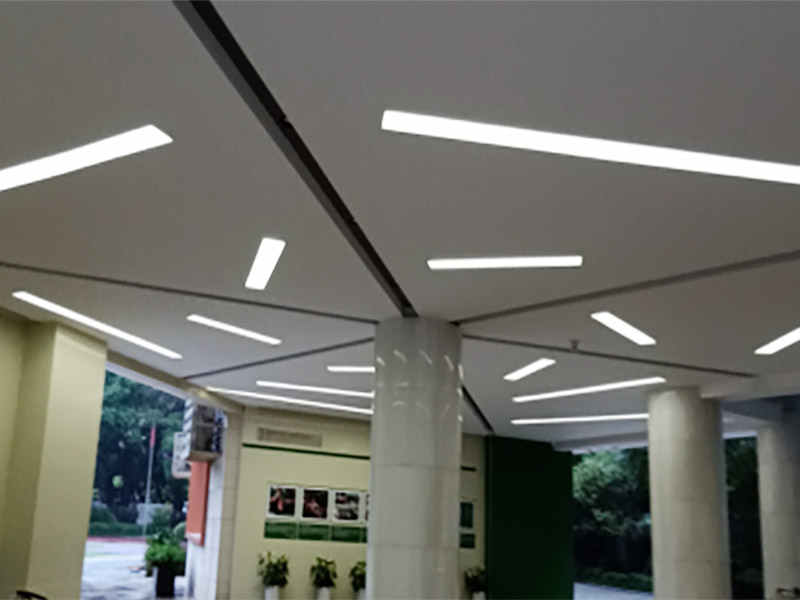 天花板燈具維修:首先在更換的時(shí)候需要將這個(gè)電源的閘給關(guān)掉，這樣才能夠讓自己更加安全。不然會(huì)危及生命。其次可以用吸盤或是吊鉤把這個(gè)電器旁邊的鋁扣板先扣住一個(gè)腳，然后再把整塊扣白以及相鄰幾塊取出，這樣就有空間來(lái)進(jìn)行更換燈的一個(gè)工作。最后摘下燈面板，就打開了吊頂燈的內(nèi)部，需要拔下舊的驅(qū)動(dòng)電源和燈板的插座，換上新的驅(qū)動(dòng)電源，接著將新燈電源插座接上，最后再把燈具面板安裝上。注意，裝燈面板時(shí)四周要與扣板對(duì)齊，如果沒(méi)有對(duì)齊安裝好，會(huì)導(dǎo)致燈罩墜落。