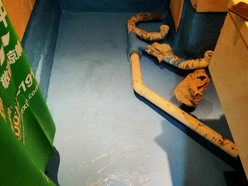 衛(wèi)生間地面防水處理：在進(jìn)行防水處理之前，一定先找平地面，如果地面不平或效果不好，可能造成因防水涂料薄厚不均而導(dǎo)致的開裂滲漏。地漏，墻角，管跟等接縫處要使用高彈性的柔性防水涂刷，因為衛(wèi)生間的墻與地面之間的接縫處會移位最容易滲水。 防水層做好后要留余一定的時間，讓防水層與建筑更好的融為一體，然后在防水層上做保護(hù)層在鋪地磚，施工過程中，可千萬馬虎不得。要盡量的保護(hù)防水層。 防水是隱蔽工程，后續(xù)的施工也有可能會破壞防水層，如果地磚已鋪設(shè)完畢，可千萬不要砸地磚，用專業(yè)的補(bǔ)縫防水材料，把所有的縫隙堵住做好防水就好了。也同樣適用于衛(wèi)生間防水層失效后防水工程。