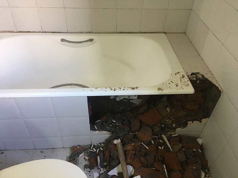 浴缸拆除防水案例：1.衛(wèi)生間地面先做找平。如果要更換衛(wèi)生間的地磚，在將原有地磚鑿去之后，一定要先用水泥砂漿將地面找平，然后再做防水處理。這樣可避免防水涂料因薄厚不均而造成滲漏。 2、接縫處要涂刷到位。衛(wèi)生間墻地面之間的接縫以及上下水管道與地面的接縫處，是最容易出現(xiàn)問題的地方。在施工中，一定要督促工人處理好這些邊角地方，將防水涂料涂抹&ldquo;到位&rdquo;。 3、墻面處理也很重要。在一般的衛(wèi)生間防水處理中，墻面上也要做大約30厘米高的防水涂料，以防積水滲透墻面。但如果是衛(wèi)生間的墻面是非承重的輕體墻，就要將整個墻面滿涂防水涂料。 4、防水實驗一定要做。在衛(wèi)生間施工完畢后，將衛(wèi)生間的所有下水堵住，并在門口砌一道25厘米高的&ldquo;坎&rdquo;，然后在衛(wèi)生間中灌入20厘米高的水。在24小時后，再檢查四周墻面和地面有無滲漏現(xiàn)象。這種24小時的防水實驗。