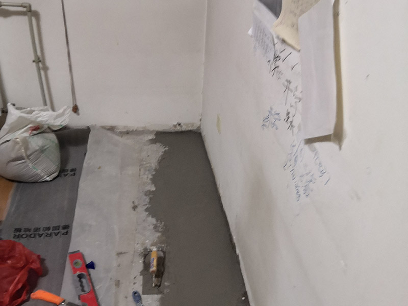 地板下水管漏水維修:關(guān)閉閥門，找出水管的位置走向，找到和主管連接的活接。埋在磚下的或是鐵管或熱熔管，一般鐵管出現(xiàn)漏水的情況多?？臻g不足，或采用明管影響美觀，通行及擺放物品時(shí)，就要除掉地磚重新?lián)Q管。先把地磚水管位置刨開，露出里面的管道。若是熱熔管，需要熱熔工具，可以找施工人員更換。水管更換完畢，一定要打開閥門試水。仔細(xì)觀察接頭處是否有滲漏滴水情況。 當(dāng)沒有滲水情況時(shí)，才可以重新鋪磚覆蓋。