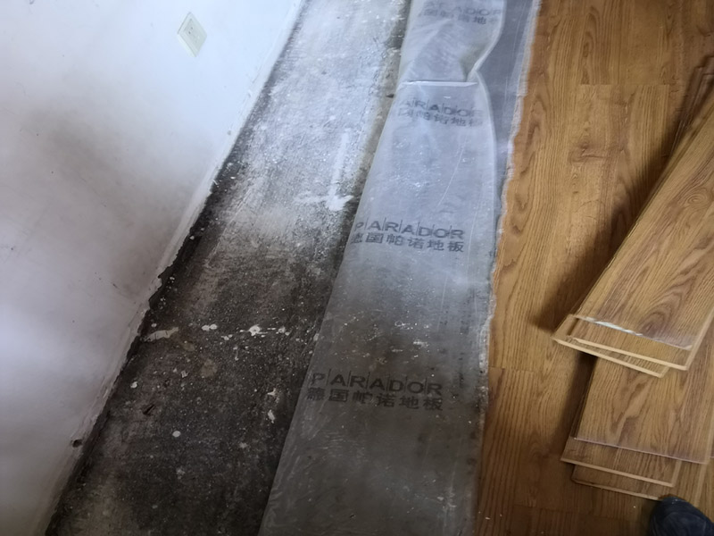 地板下水管漏水維修:關(guān)閉閥門，找出水管的位置走向，找到和主管連接的活接。埋在磚下的或是鐵管或熱熔管，一般鐵管出現(xiàn)漏水的情況多?？臻g不足，或采用明管影響美觀，通行及擺放物品時(shí)，就要除掉地磚重新?lián)Q管。先把地磚水管位置刨開，露出里面的管道。若是熱熔管，需要熱熔工具，可以找施工人員更換。水管更換完畢，一定要打開閥門試水。仔細(xì)觀察接頭處是否有滲漏滴水情況。 當(dāng)沒有滲水情況時(shí)，才可以重新鋪磚覆蓋。