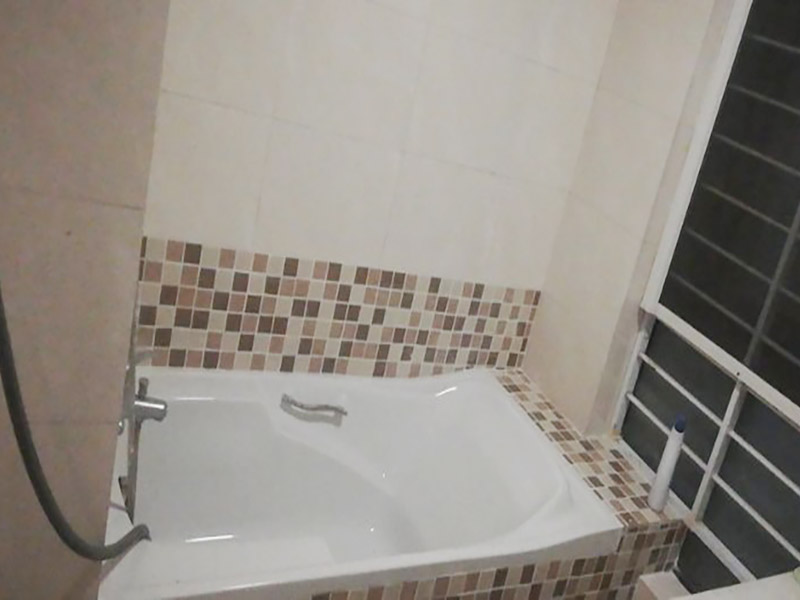 衛(wèi)生間防水改造:改造之前你需要將這些不滿意的地方進(jìn)行拆除，且拆除之后的垃圾也要及時清理，避免阻礙施工進(jìn)程。將不需要或是不滿意的地方進(jìn)行拆除后，留下的成品需要進(jìn)行施工保護(hù)，防止磕碰到，還可防止被上面的重物或是棱角碰壞。 衛(wèi)生間的水、水蒸氣極其常見，防水做不好極易導(dǎo)致墻面潮濕、發(fā)霉，電路出現(xiàn)問題等的情況。衛(wèi)生間墻面上要做大約30厘米的防水涂料，以防積水浸透墻面，且要保證涂刷厚度均勻，還需要處理好地面和墻面交界處的各類管件的涂刷。待防水處理完全確定后，等待地面干透就可以做后續(xù)的工程了。 地磚鋪設(shè)之前再做一次閉水試驗或直接再做一次防水，同時要了解地面水管電線的布局，以便之后檢查修理，另外在鋪設(shè)前注意將地磚浸泡30分鐘，以地磚完全浸泡后不冒氣泡為宜