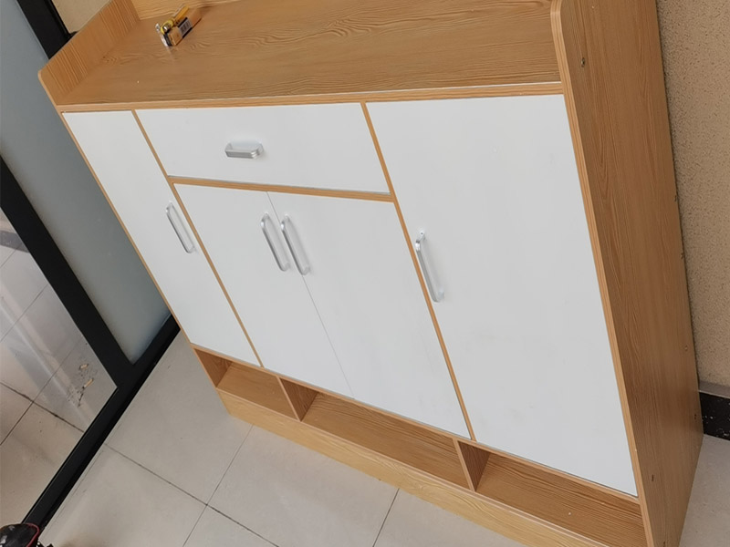 鞋柜櫥柜門(mén)組裝：1、貼準(zhǔn)櫥柜基準(zhǔn)線(xiàn)實(shí)行安裝：在櫥柜安裝設(shè)計(jì)里，先在安裝位置畫(huà)上基準(zhǔn)線(xiàn)，方便進(jìn)行校對(duì)，保證每一個(gè)櫥柜之間保持整齊； 2、別遺漏任何一顆螺絲釘：在安裝柜門(mén)時(shí)，需要很多螺絲釘，確保每一顆螺絲釘不能遺漏，否則無(wú)法保證櫥柜門(mén)的使用效果； 3、鉸鏈安裝：鉸鏈相當(dāng)于櫥柜門(mén)的鎖，安裝在柜門(mén)后面，通過(guò)彈簧滑動(dòng)裝置來(lái)控制，使用方便。