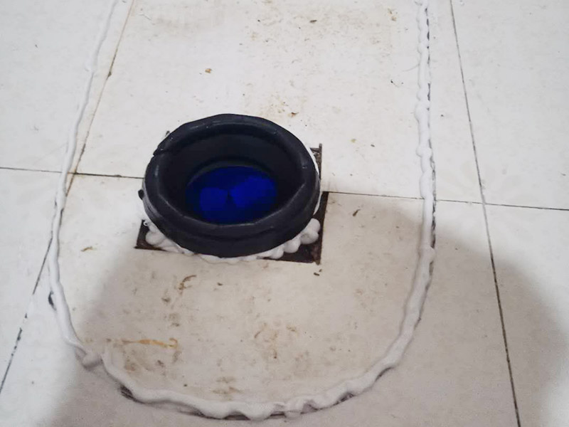 馬桶止逆閥安裝： 1、檢查排污管道與地面水平度：在安裝馬桶前應(yīng)先對(duì)排污管道進(jìn)行全面檢查，看管道內(nèi)是否有泥砂、廢紙等雜物堵塞，同時(shí)檢查馬桶安裝位的地面前后左右是否水平，如發(fā)現(xiàn)地面不平，在安裝時(shí)應(yīng)將地面找平。 2、確定排污管中心：翻轉(zhuǎn)馬桶，在馬桶排污口上確定中心，并劃出十字中心線，中心線應(yīng)延伸到馬桶底部四周腳邊。 3、固定馬桶：將馬桶上的與地面排污口的十字線對(duì)準(zhǔn)，保持水平安裝馬桶，并用力壓緊密封圈，安裝上地腳螺絲及裝飾帽。 4、做好底部密封：在馬桶排污口上安裝好專用密封圈，或在四周打上一圈玻璃膠(油灰)或水泥砂漿，水泥與砂的比例為1：3。 5、安裝水箱配件：放水3-5分鐘沖洗管道，以保證自來(lái)水管的清潔;再安裝角閥和連接軟管，然后將軟管與安裝的水箱配件進(jìn)水閥連接并按通水源。 6、調(diào)試檢驗(yàn)：檢查進(jìn)水閥進(jìn)水及密封是否正常，檢查排水閥安裝位置是否靈活，有無(wú)卡阻及滲漏，有無(wú)漏裝進(jìn)水閥過(guò)濾裝置等