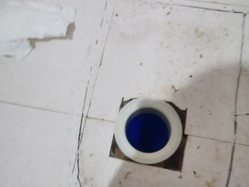 馬桶止逆閥安裝： 1、檢查排污管道與地面水平度：在安裝馬桶前應(yīng)先對(duì)排污管道進(jìn)行全面檢查，看管道內(nèi)是否有泥砂、廢紙等雜物堵塞，同時(shí)檢查馬桶安裝位的地面前后左右是否水平，如發(fā)現(xiàn)地面不平，在安裝時(shí)應(yīng)將地面找平。 2、確定排污管中心：翻轉(zhuǎn)馬桶，在馬桶排污口上確定中心，并劃出十字中心線，中心線應(yīng)延伸到馬桶底部四周腳邊。 3、固定馬桶：將馬桶上的與地面排污口的十字線對(duì)準(zhǔn)，保持水平安裝馬桶，并用力壓緊密封圈，安裝上地腳螺絲及裝飾帽。 4、做好底部密封：在馬桶排污口上安裝好專用密封圈，或在四周打上一圈玻璃膠(油灰)或水泥砂漿，水泥與砂的比例為1：3。 5、安裝水箱配件：放水3-5分鐘沖洗管道，以保證自來(lái)水管的清潔;再安裝角閥和連接軟管，然后將軟管與安裝的水箱配件進(jìn)水閥連接并按通水源。 6、調(diào)試檢驗(yàn)：檢查進(jìn)水閥進(jìn)水及密封是否正常，檢查排水閥安裝位置是否靈活，有無(wú)卡阻及滲漏，有無(wú)漏裝進(jìn)水閥過(guò)濾裝置等