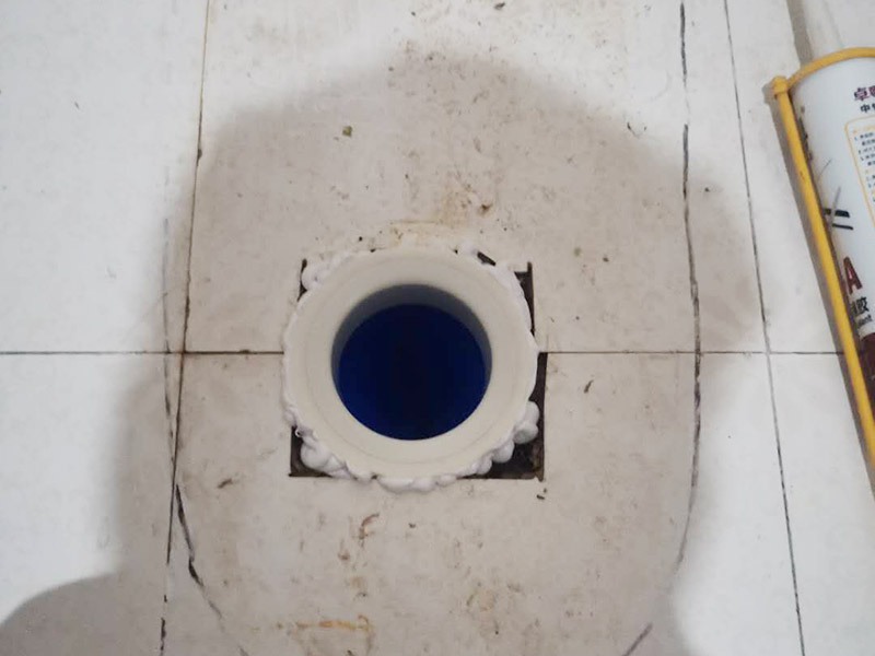 馬桶止逆閥安裝： 1、檢查排污管道與地面水平度：在安裝馬桶前應(yīng)先對(duì)排污管道進(jìn)行全面檢查，看管道內(nèi)是否有泥砂、廢紙等雜物堵塞，同時(shí)檢查馬桶安裝位的地面前后左右是否水平，如發(fā)現(xiàn)地面不平，在安裝時(shí)應(yīng)將地面找平。 2、確定排污管中心：翻轉(zhuǎn)馬桶，在馬桶排污口上確定中心，并劃出十字中心線，中心線應(yīng)延伸到馬桶底部四周腳邊。 3、固定馬桶：將馬桶上的與地面排污口的十字線對(duì)準(zhǔn)，保持水平安裝馬桶，并用力壓緊密封圈，安裝上地腳螺絲及裝飾帽。 4、做好底部密封：在馬桶排污口上安裝好專用密封圈，或在四周打上一圈玻璃膠(油灰)或水泥砂漿，水泥與砂的比例為1：3。 5、安裝水箱配件：放水3-5分鐘沖洗管道，以保證自來(lái)水管的清潔;再安裝角閥和連接軟管，然后將軟管與安裝的水箱配件進(jìn)水閥連接并按通水源。 6、調(diào)試檢驗(yàn)：檢查進(jìn)水閥進(jìn)水及密封是否正常，檢查排水閥安裝位置是否靈活，有無(wú)卡阻及滲漏，有無(wú)漏裝進(jìn)水閥過(guò)濾裝置等