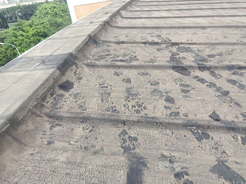 廠房屋頂防水處理：首先，用水泥砂漿找平，同時做好防水層和保護(hù)層，然后，檢查基層處理并進(jìn)行清理，要求不能有任何雜質(zhì)，且屋面必須保持干燥，否則會直接影響防水效果，最后，根據(jù)當(dāng)天的施工量配置相應(yīng)的瀝青，并參照從高到低、從遠(yuǎn)到近的順序，開始鋪貼屋面防水卷材。