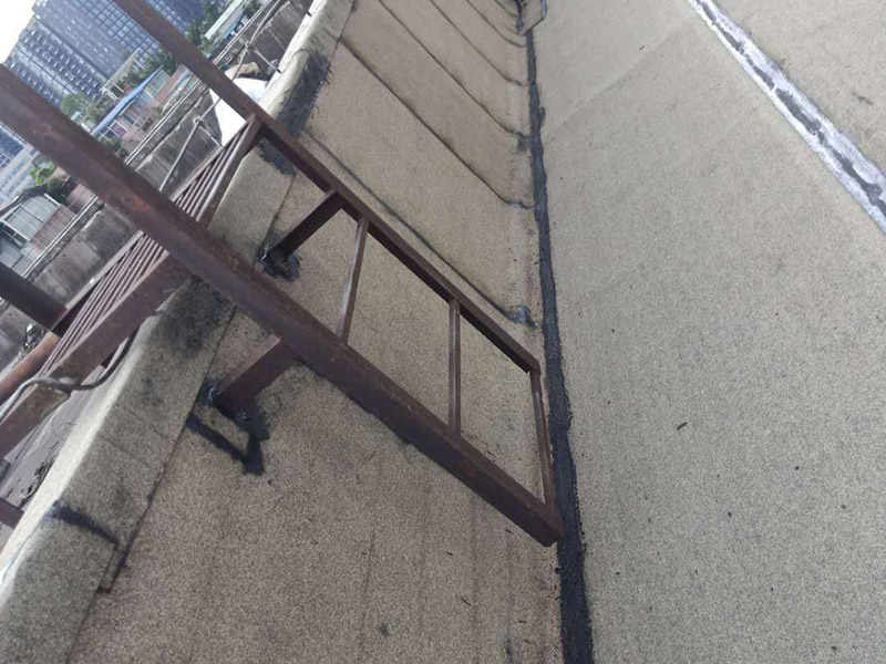 廠房屋頂防水處理：首先，用水泥砂漿找平，同時做好防水層和保護(hù)層，然后，檢查基層處理并進(jìn)行清理，要求不能有任何雜質(zhì)，且屋面必須保持干燥，否則會直接影響防水效果，最后，根據(jù)當(dāng)天的施工量配置相應(yīng)的瀝青，并參照從高到低、從遠(yuǎn)到近的順序，開始鋪貼屋面防水卷材。