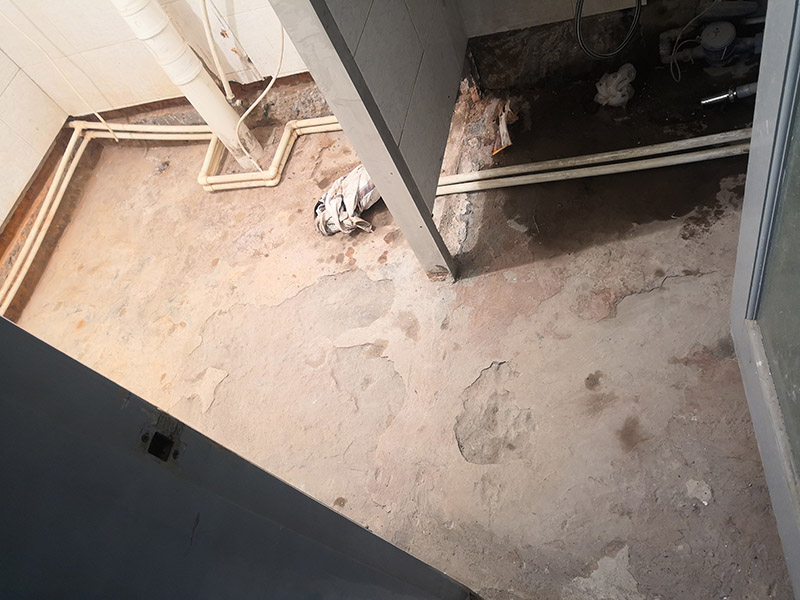 衛(wèi)生間地面找平防水:衛(wèi)生間做防水處理的第一步就是涂抹防水涂料，但是因?yàn)槠胀ǖ淖≌l(wèi)生間普遍都比較小，并且都會(huì)有管線穿過(guò)樓板的情況，因此在做衛(wèi)生間防水時(shí)一般都是涂抹防水涂料而不是采用卷材來(lái)進(jìn)行防水。 涂刷完防水涂料之后，再等涂料完全干燥后就可以進(jìn)行閉水試驗(yàn)了。做閉水試驗(yàn)之前需要把衛(wèi)生間的所有出入水口都堵住，然后在衛(wèi)生間里放水，高大致在2厘米左右即可，然后等到第二天看一下衛(wèi)生間樓下的天花板有沒(méi)有漏水，還有看一下衛(wèi)生間隔壁的墻體是否有滲水的情況。 衛(wèi)生間防水處理的工作做完以后還需要將衛(wèi)生間的一些垃圾和廢棄的工具都清理干凈，要保持地面和衛(wèi)生間墻體的整潔。