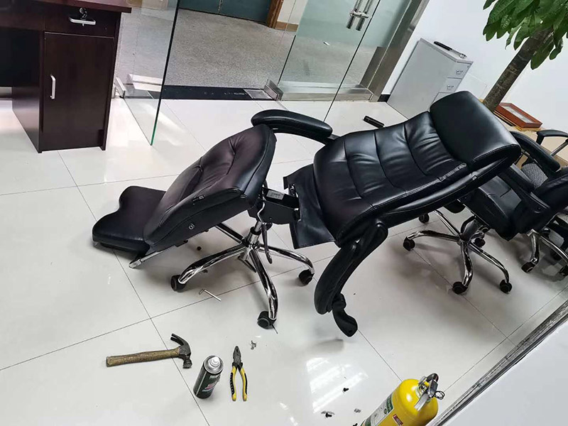 公司椅子組裝：輪子裝完后把五星腳翻轉(zhuǎn)過來，將氣桿放進(jìn)中間孔位，放入前請拔掉氣桿帽.將坐墊放干凈的地面安裝底盤，安裝時注意底盤方向，將螺絲擰緊；底盤安裝好后將坐墊放在氣桿上面，插入底盤孔位；坐墊放氣桿上后，開始安裝扶手（注意扶手前后左右）；注意不要把扶手的螺絲全部裝緊以便后面裝靠背方便點(diǎn)；將靠背放坐墊上注意方向，先將靠背與扶手的孔位對準(zhǔn)，再將靠背底部兩邊螺絲裝上去同樣不要擰緊，裝好底部螺絲后將靠背扶起安裝靠背頂部螺絲裝好后將所有螺絲擰緊；