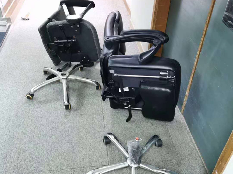 公司椅子組裝：輪子裝完后把五星腳翻轉(zhuǎn)過來，將氣桿放進(jìn)中間孔位，放入前請拔掉氣桿帽.將坐墊放干凈的地面安裝底盤，安裝時注意底盤方向，將螺絲擰緊；底盤安裝好后將坐墊放在氣桿上面，插入底盤孔位；坐墊放氣桿上后，開始安裝扶手（注意扶手前后左右）；注意不要把扶手的螺絲全部裝緊以便后面裝靠背方便點(diǎn)；將靠背放坐墊上注意方向，先將靠背與扶手的孔位對準(zhǔn)，再將靠背底部兩邊螺絲裝上去同樣不要擰緊，裝好底部螺絲后將靠背扶起安裝靠背頂部螺絲裝好后將所有螺絲擰緊；