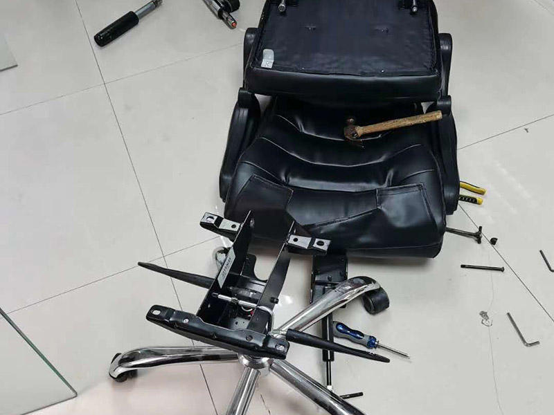 公司椅子組裝：輪子裝完后把五星腳翻轉(zhuǎn)過來，將氣桿放進(jìn)中間孔位，放入前請拔掉氣桿帽.將坐墊放干凈的地面安裝底盤，安裝時注意底盤方向，將螺絲擰緊；底盤安裝好后將坐墊放在氣桿上面，插入底盤孔位；坐墊放氣桿上后，開始安裝扶手（注意扶手前后左右）；注意不要把扶手的螺絲全部裝緊以便后面裝靠背方便點(diǎn)；將靠背放坐墊上注意方向，先將靠背與扶手的孔位對準(zhǔn)，再將靠背底部兩邊螺絲裝上去同樣不要擰緊，裝好底部螺絲后將靠背扶起安裝靠背頂部螺絲裝好后將所有螺絲擰緊；