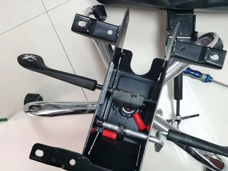 公司椅子組裝：輪子裝完后把五星腳翻轉(zhuǎn)過來，將氣桿放進(jìn)中間孔位，放入前請拔掉氣桿帽.將坐墊放干凈的地面安裝底盤，安裝時注意底盤方向，將螺絲擰緊；底盤安裝好后將坐墊放在氣桿上面，插入底盤孔位；坐墊放氣桿上后，開始安裝扶手（注意扶手前后左右）；注意不要把扶手的螺絲全部裝緊以便后面裝靠背方便點(diǎn)；將靠背放坐墊上注意方向，先將靠背與扶手的孔位對準(zhǔn)，再將靠背底部兩邊螺絲裝上去同樣不要擰緊，裝好底部螺絲后將靠背扶起安裝靠背頂部螺絲裝好后將所有螺絲擰緊；