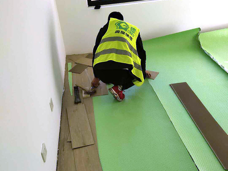 臥室木地板鋪貼：直接粘貼鋪法：這種鋪設(shè)方法是將地板直接粘貼在地板，因此在鋪設(shè)時，地面需要保持干燥平整個，我們在鋪設(shè)時，最好用太長的木板鋪設(shè)，否則容易出現(xiàn)翹起，最好選擇那些長度在30cm以下實(shí)木或者軟木地板進(jìn)行鋪設(shè)，那些小塊的柚木或者拼花地板則可直接進(jìn)行鋪設(shè)。 適用的種類：拼花、軟木地板以及復(fù)合木地板。 優(yōu)缺點(diǎn)：安裝簡單方便，外觀精美，但對施工要求較高，容易出現(xiàn)翹邊。