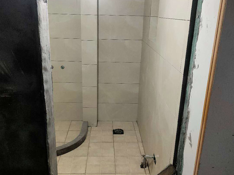 衛(wèi)生間瓷磚鋪貼：應(yīng)全部清理墻面上的各類污物，打掃干凈現(xiàn)場(chǎng)，特別是腳落里。用泥刀先批墻，后用水泥漿找平。這個(gè)工序很重要，確保底子平，防止貼后空鼓。墻面要刷防水涂料，防止貼后浸水，根據(jù)設(shè)計(jì)鋪貼圖樣的要求，確定排磚方案，用墨斗彈線，以減少施工損耗。