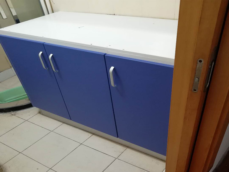 浴室柜裝修安裝:掛墻式浴室柜主柜安裝方法，按柜子掛鐵片的孔位、孔距，量出孔在墻面上的位置。用沖擊鉆在墻面上打孔，再用已有的爆炸螺絲把柜子安裝在墻上。還有用水平尺測量柜子是否安裝水平，再把臺面盆放在柜子上面。浴室柜一般距離地面的高度是80cm-85cm，根據(jù)使用人的身高和習(xí)慣可以略做調(diào)節(jié)。