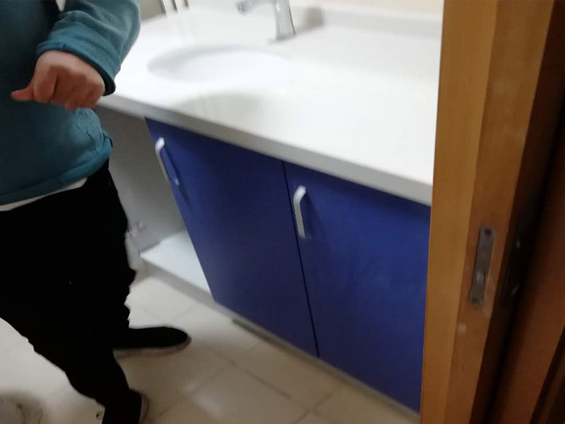 浴室柜裝修安裝:掛墻式浴室柜主柜安裝方法，按柜子掛鐵片的孔位、孔距，量出孔在墻面上的位置。用沖擊鉆在墻面上打孔，再用已有的爆炸螺絲把柜子安裝在墻上。還有用水平尺測量柜子是否安裝水平，再把臺面盆放在柜子上面。浴室柜一般距離地面的高度是80cm-85cm，根據(jù)使用人的身高和習(xí)慣可以略做調(diào)節(jié)。