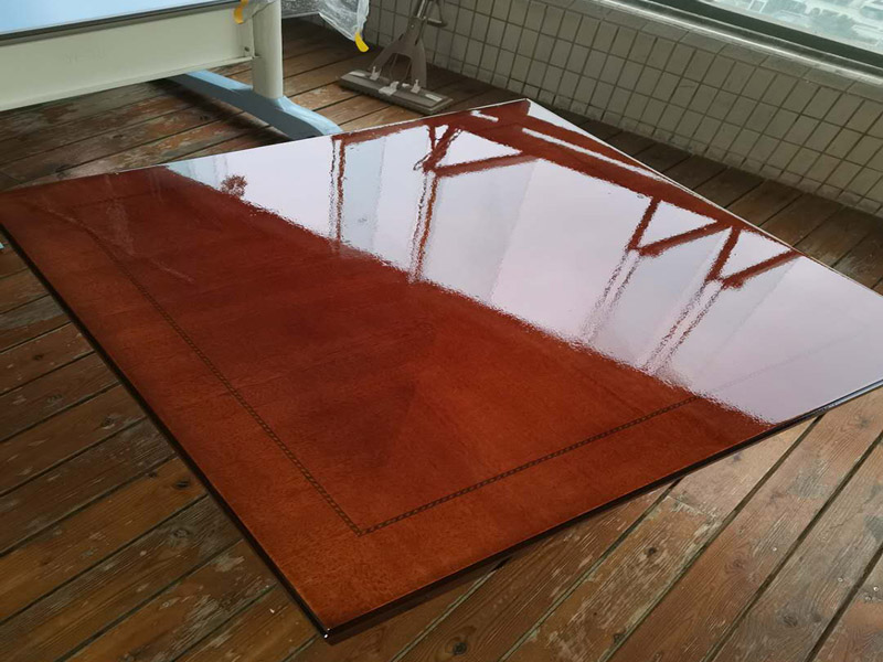 家具打蠟維修：首先要去除家具表面的灰塵，在打掃灰塵時，一定要用兩塊潔凈的棉布，一是潤濕的，二是干的。先用潤濕的棉布將其表面干凈，再用干的棉布將那些水漬擦干。灰塵一定要弄干凈，不然在上蠟時，有灰塵會加大棉布與木質家具之間的摩擦，將其表面損壞。 家具若是以前上過蠟的，先將原蠟去除。在去除時一定要小心，應該用用溫性的清潔劑或者淡淡的非堿性肥皂水，將表面擦拭干凈，尤其要注意家具的一些縫隙要講它們的灰塵處理干凈，還有一些表面有一點損壞的，一定要小心再小心的處理，不然再次上蠟后會影響他的光澤度。