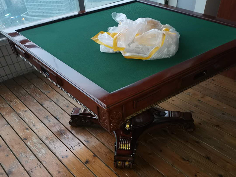 家具打蠟維修：首先要去除家具表面的灰塵，在打掃灰塵時，一定要用兩塊潔凈的棉布，一是潤濕的，二是干的。先用潤濕的棉布將其表面干凈，再用干的棉布將那些水漬擦干?；覊m一定要弄干凈，不然在上蠟時，有灰塵會加大棉布與木質家具之間的摩擦，將其表面損壞。 家具若是以前上過蠟的，先將原蠟去除。在去除時一定要小心，應該用用溫性的清潔劑或者淡淡的非堿性肥皂水，將表面擦拭干凈，尤其要注意家具的一些縫隙要講它們的灰塵處理干凈，還有一些表面有一點損壞的，一定要小心再小心的處理，不然再次上蠟后會影響他的光澤度。