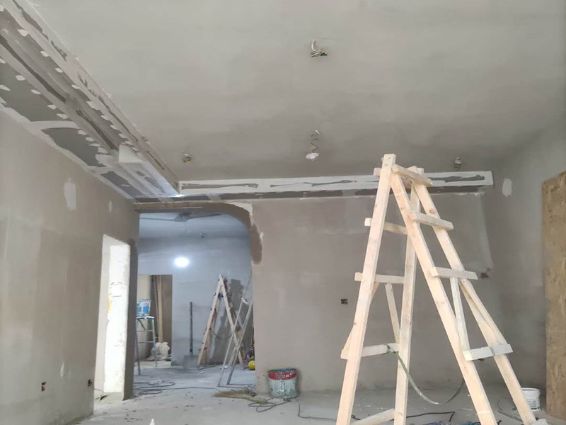 客廳吊頂造型施工：在客廳四周做吊頂，中間不做吊頂。這種吊頂可用木材夾板成型，設(shè)計成各種形狀，在配以射燈或筒燈，在不吊頂?shù)闹虚g不分配上新穎的吸頂燈。這樣會在視覺上增加視覺的層高，教適合于大空間的客廳。將客廳四周的吊頂做厚，而中間部分作薄，從而形成兩個明顯的層次。 確定吊頂區(qū)域,在相鄰墻面彈出水平線，畫龍骨固定線，頂面打空,栽內(nèi)漲絲,旋緊鍍鋅吊掛傳絲，架設(shè)輕鋼龍骨，用防銹自功釘固定石膏板并留出筒燈安裝點位，在石膏板銜接處預(yù)留8-10mm空隙,充填石膏外貼牛皮紙，用防銹漆將所有釘眼涂。