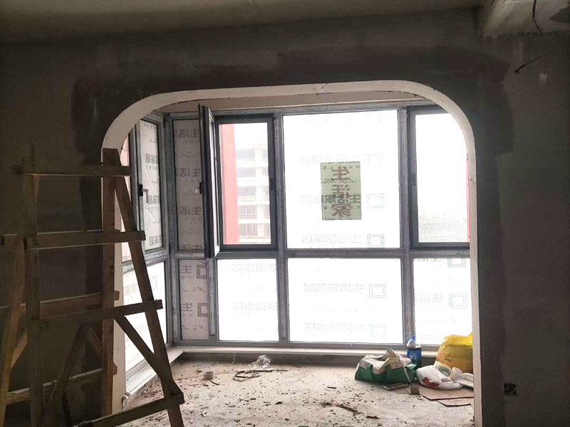 客廳吊頂造型施工：在客廳四周做吊頂，中間不做吊頂。這種吊頂可用木材夾板成型，設(shè)計成各種形狀，在配以射燈或筒燈，在不吊頂?shù)闹虚g不分配上新穎的吸頂燈。這樣會在視覺上增加視覺的層高，教適合于大空間的客廳。將客廳四周的吊頂做厚，而中間部分作薄，從而形成兩個明顯的層次。 確定吊頂區(qū)域,在相鄰墻面彈出水平線，畫龍骨固定線，頂面打空,栽內(nèi)漲絲,旋緊鍍鋅吊掛傳絲，架設(shè)輕鋼龍骨，用防銹自功釘固定石膏板并留出筒燈安裝點位，在石膏板銜接處預(yù)留8-10mm空隙,充填石膏外貼牛皮紙，用防銹漆將所有釘眼涂。