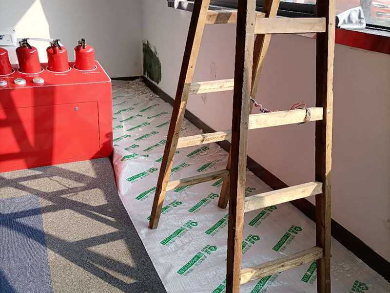 墻面局部修補施工:先將墻體破損凸出的地方鏟掉；取出從網(wǎng)上商城買的補墻膏補墻漆套裝；打開補墻膏，先攪拌均勻后，用小鏟抹少量補墻膏，填進坑洼起皮的部位，干燥24小時；隔天干后對墻體用砂紙打磨平整，用抹布把表面粉層擦拭掉；用補墻漆兌10%左右的水稀釋，攪拌均勻后用刷子涂在墻體上，進行2~3涂刷。