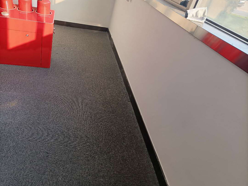 墻面局部修補施工:先將墻體破損凸出的地方鏟掉；取出從網(wǎng)上商城買的補墻膏補墻漆套裝；打開補墻膏，先攪拌均勻后，用小鏟抹少量補墻膏，填進坑洼起皮的部位，干燥24小時；隔天干后對墻體用砂紙打磨平整，用抹布把表面粉層擦拭掉；用補墻漆兌10%左右的水稀釋，攪拌均勻后用刷子涂在墻體上，進行2~3涂刷。