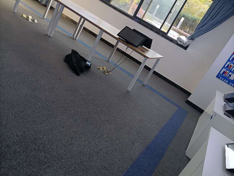 墻面局部修補施工:先將墻體破損凸出的地方鏟掉；取出從網(wǎng)上商城買的補墻膏補墻漆套裝；打開補墻膏，先攪拌均勻后，用小鏟抹少量補墻膏，填進坑洼起皮的部位，干燥24小時；隔天干后對墻體用砂紙打磨平整，用抹布把表面粉層擦拭掉；用補墻漆兌10%左右的水稀釋，攪拌均勻后用刷子涂在墻體上，進行2~3涂刷。