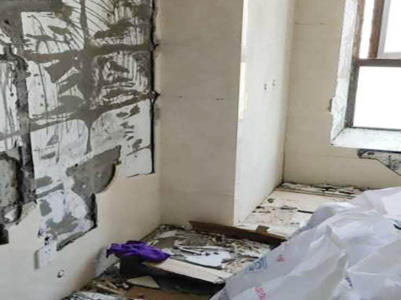 廁所改造拆除裝修：衛(wèi)生間的格局或是衛(wèi)浴設(shè)施、地磚、墻磚等地方不滿意，但在改造之前你需要將這些不滿意的地方進(jìn)行拆除，且拆除之后的垃圾也要及時(shí)清理，避免阻礙施工進(jìn)程。將不需要或是不滿意的地方進(jìn)行拆除后，留下的成品需要進(jìn)行施工保護(hù)，防止磕碰到，還可防止被上面的重物或是棱角碰壞。 水電改造可謂是改造衛(wèi)生間的重點(diǎn)，衛(wèi)生間原有的水電路管線往往有許多不合理的布局，所以在改造過(guò)程中要對(duì)原有的水電路進(jìn)行徹查，看是否存在銹蝕、老化等情況，若有，則需要更換新的電路、水路，如果線路良好，且沒(méi)有多大的問(wèn)題，則只需要添加刪減線路