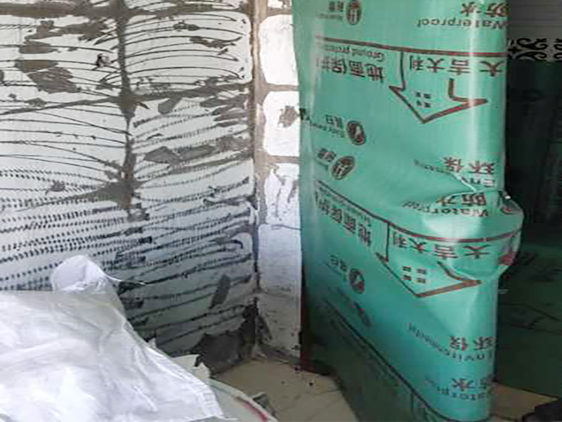 廁所改造拆除裝修：衛(wèi)生間的格局或是衛(wèi)浴設(shè)施、地磚、墻磚等地方不滿意，但在改造之前你需要將這些不滿意的地方進(jìn)行拆除，且拆除之后的垃圾也要及時(shí)清理，避免阻礙施工進(jìn)程。將不需要或是不滿意的地方進(jìn)行拆除后，留下的成品需要進(jìn)行施工保護(hù)，防止磕碰到，還可防止被上面的重物或是棱角碰壞。 水電改造可謂是改造衛(wèi)生間的重點(diǎn)，衛(wèi)生間原有的水電路管線往往有許多不合理的布局，所以在改造過(guò)程中要對(duì)原有的水電路進(jìn)行徹查，看是否存在銹蝕、老化等情況，若有，則需要更換新的電路、水路，如果線路良好，且沒(méi)有多大的問(wèn)題，則只需要添加刪減線路