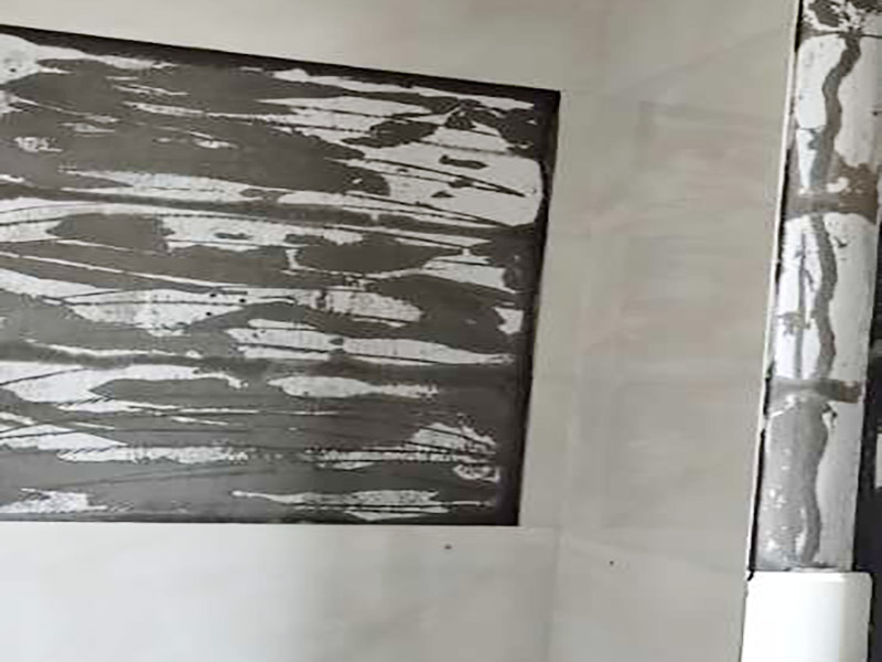 廁所改造拆除裝修：衛(wèi)生間的格局或是衛(wèi)浴設(shè)施、地磚、墻磚等地方不滿意，但在改造之前你需要將這些不滿意的地方進(jìn)行拆除，且拆除之后的垃圾也要及時(shí)清理，避免阻礙施工進(jìn)程。將不需要或是不滿意的地方進(jìn)行拆除后，留下的成品需要進(jìn)行施工保護(hù)，防止磕碰到，還可防止被上面的重物或是棱角碰壞。 水電改造可謂是改造衛(wèi)生間的重點(diǎn)，衛(wèi)生間原有的水電路管線往往有許多不合理的布局，所以在改造過(guò)程中要對(duì)原有的水電路進(jìn)行徹查，看是否存在銹蝕、老化等情況，若有，則需要更換新的電路、水路，如果線路良好，且沒(méi)有多大的問(wèn)題，則只需要添加刪減線路