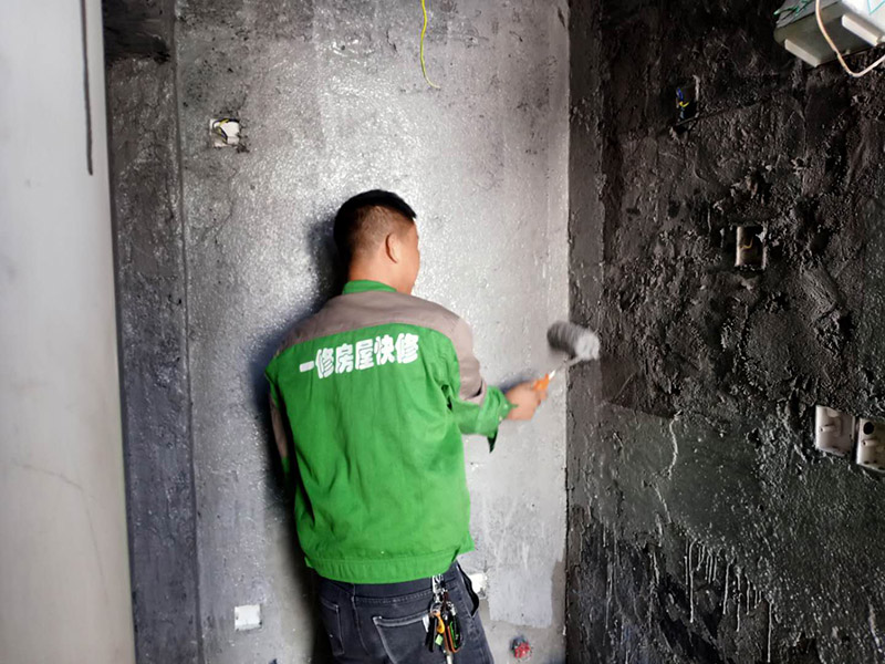 衛(wèi)生間地面刷防水：第一步：清理墻面和地面 在涂刷防水涂層之前，先要清理墻面和地面，同時要用連接的氣泵皮管吹盡陰角處的浮沉。 第二步：刷防水涂料；刷防水涂料時先刷墻角部位，交接處應有200mm，不得有漏刷情況。 墻角涂刷完成后涂刷墻體：第一遍涂刷墻面時，應上下縱向涂刷，第二遍涂刷墻體，應左右橫向涂刷。注意、第二遍防水涂料間需要有一定時間間隔，待遍涂料干透后才能進行第二遍，具體時間視涂料而定。間隔時間太短，防水的效果會大打折扣。 第三步：閉水試驗 在涂刷完防水涂料后，不能立刻貼瓷磚，還必須進行防水測試。 防水測試具體方法是：堵住衛(wèi)生間排水口、地漏等，然后將衛(wèi)生間積水2~3cm。24小時后到樓下查看是否有水滲漏，一旦發(fā)現(xiàn)有滲水痕跡，必須馬上返工。