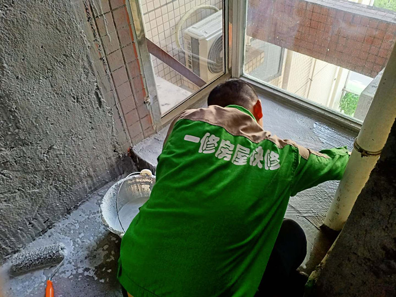 衛(wèi)生間地面刷防水：第一步：清理墻面和地面 在涂刷防水涂層之前，先要清理墻面和地面，同時要用連接的氣泵皮管吹盡陰角處的浮沉。 第二步：刷防水涂料；刷防水涂料時先刷墻角部位，交接處應有200mm，不得有漏刷情況。 墻角涂刷完成后涂刷墻體：第一遍涂刷墻面時，應上下縱向涂刷，第二遍涂刷墻體，應左右橫向涂刷。注意、第二遍防水涂料間需要有一定時間間隔，待遍涂料干透后才能進行第二遍，具體時間視涂料而定。間隔時間太短，防水的效果會大打折扣。 第三步：閉水試驗 在涂刷完防水涂料后，不能立刻貼瓷磚，還必須進行防水測試。 防水測試具體方法是：堵住衛(wèi)生間排水口、地漏等，然后將衛(wèi)生間積水2~3cm。24小時后到樓下查看是否有水滲漏，一旦發(fā)現(xiàn)有滲水痕跡，必須馬上返工。