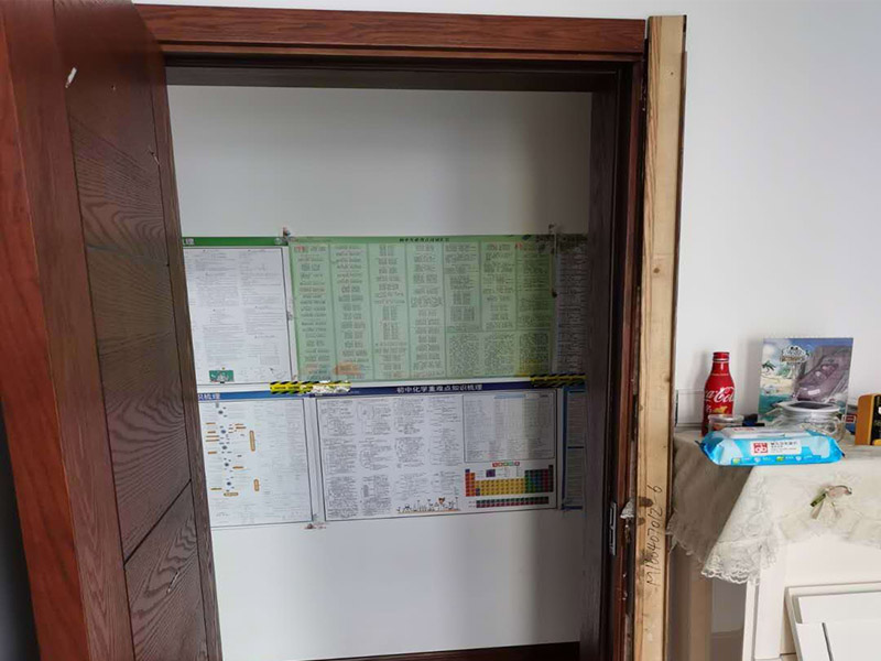 門框維修翻新:首先就應(yīng)該想到將變形的門框拆下來，然后重新修理一下，再重新把門框裝上去，但是，如果不及時修復(fù)，可能就需要更換。 門框變形關(guān)不上門，還可以換一種思路，那就是如果室內(nèi)的門關(guān)不上了，那么不想修理門框的前提下，就應(yīng)該將門進(jìn)行修復(fù)?？梢試L試拆了門上的鉸鏈，因為木門或者門框如果繼續(xù)變形，拆掉鉸鏈就可以正常開關(guān)門了，這也是一種比較方便的方法。也是有熱膨脹的原因，熱脹冷縮的道理，導(dǎo)致了門可能關(guān)不上，適當(dāng)調(diào)節(jié)溫度才行。