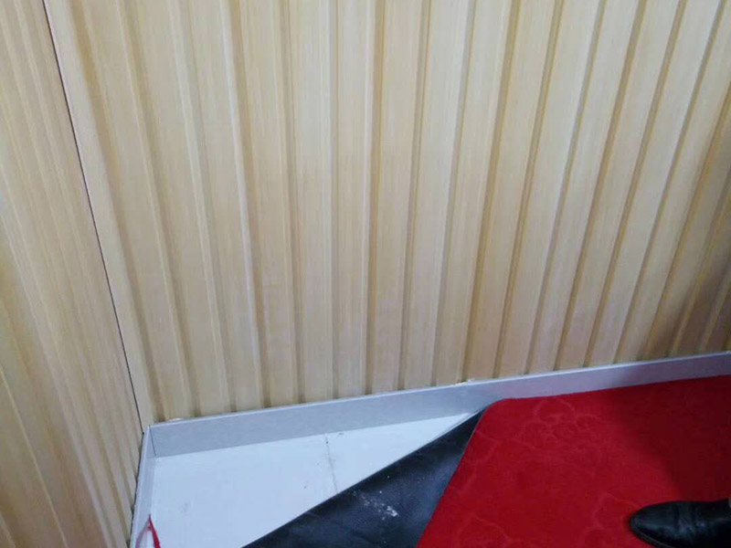 墻內(nèi)水管漏水檢測：首先，可以通過尋管儀確定管道的確切位置，其次，保持一直不要用水，先看一下水表，記下數(shù)字，過會再去看水表，觀察是否漏水把水閘關掉，把水放干。找一根水管向地漏沖水，看樓下會不會漏水堵住地漏，在衛(wèi)生間放較多水，一會兒后，觀察樓下會不會漏水，如果進水管和排水管正常，但防水層漏水測試發(fā)現(xiàn)樓下漏水，那就是防水層漏水，找到漏水處后，先關閉閥門、截斷水源后，將水龍頭打開至適當位置，然后用專用膠布捆住漏水的部位。