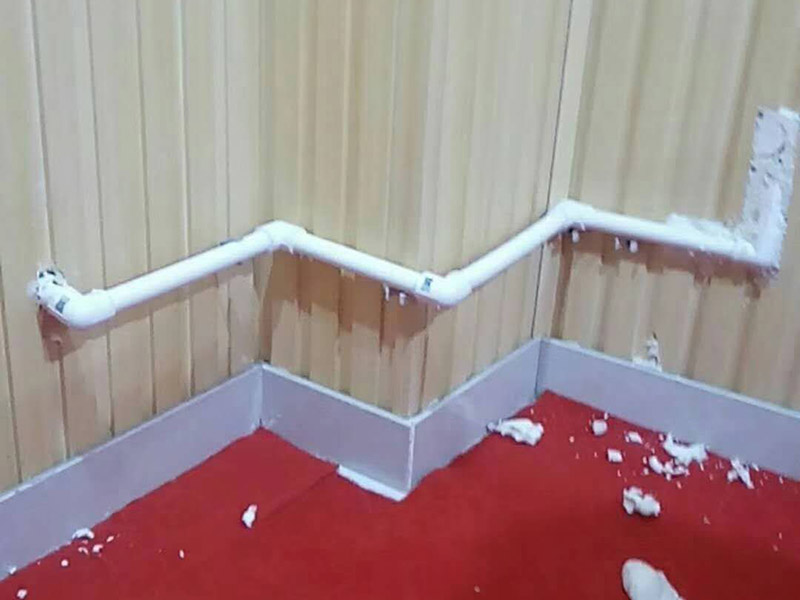 墻內(nèi)水管漏水檢測：首先，可以通過尋管儀確定管道的確切位置，其次，保持一直不要用水，先看一下水表，記下數(shù)字，過會再去看水表，觀察是否漏水把水閘關掉，把水放干。找一根水管向地漏沖水，看樓下會不會漏水堵住地漏，在衛(wèi)生間放較多水，一會兒后，觀察樓下會不會漏水，如果進水管和排水管正常，但防水層漏水測試發(fā)現(xiàn)樓下漏水，那就是防水層漏水，找到漏水處后，先關閉閥門、截斷水源后，將水龍頭打開至適當位置，然后用專用膠布捆住漏水的部位。