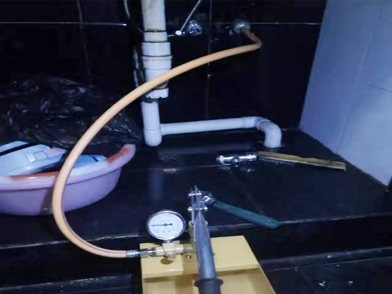 墻內(nèi)水管漏水檢測：首先，可以通過尋管儀確定管道的確切位置，其次，保持一直不要用水，先看一下水表，記下數(shù)字，過會再去看水表，觀察是否漏水把水閘關掉，把水放干。找一根水管向地漏沖水，看樓下會不會漏水堵住地漏，在衛(wèi)生間放較多水，一會兒后，觀察樓下會不會漏水，如果進水管和排水管正常，但防水層漏水測試發(fā)現(xiàn)樓下漏水，那就是防水層漏水，找到漏水處后，先關閉閥門、截斷水源后，將水龍頭打開至適當位置，然后用專用膠布捆住漏水的部位。