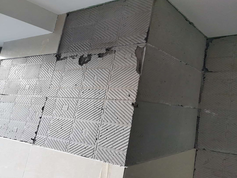 瓷磚空鼓維修鋪貼：首先，先使用空鼓錘敲擊墻面確認(rèn)空鼓范圍。如果敲擊的聲音比較沉悶的話，說明鋪貼比較實也比較牢固。反之，發(fā)出&ldquo;咚咚&rdquo;清脆的聲響的話，說明瓷磚存在空鼓。然后在開孔處注射瓷磚空鼓修復(fù)膠。如有溢出的膠水盡量在干固之前用濕抹布擦掉，如填縫處有膠水滲出是因為原有的填縫劑密度不夠，可重新涂抹一層密度較大的填縫劑。最后使用填縫劑填補孔位，擦掉多余的填縫劑。