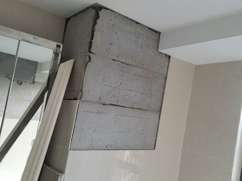 瓷磚空鼓維修鋪貼：首先，先使用空鼓錘敲擊墻面確認(rèn)空鼓范圍。如果敲擊的聲音比較沉悶的話，說明鋪貼比較實也比較牢固。反之，發(fā)出&ldquo;咚咚&rdquo;清脆的聲響的話，說明瓷磚存在空鼓。然后在開孔處注射瓷磚空鼓修復(fù)膠。如有溢出的膠水盡量在干固之前用濕抹布擦掉，如填縫處有膠水滲出是因為原有的填縫劑密度不夠，可重新涂抹一層密度較大的填縫劑。最后使用填縫劑填補孔位，擦掉多余的填縫劑。