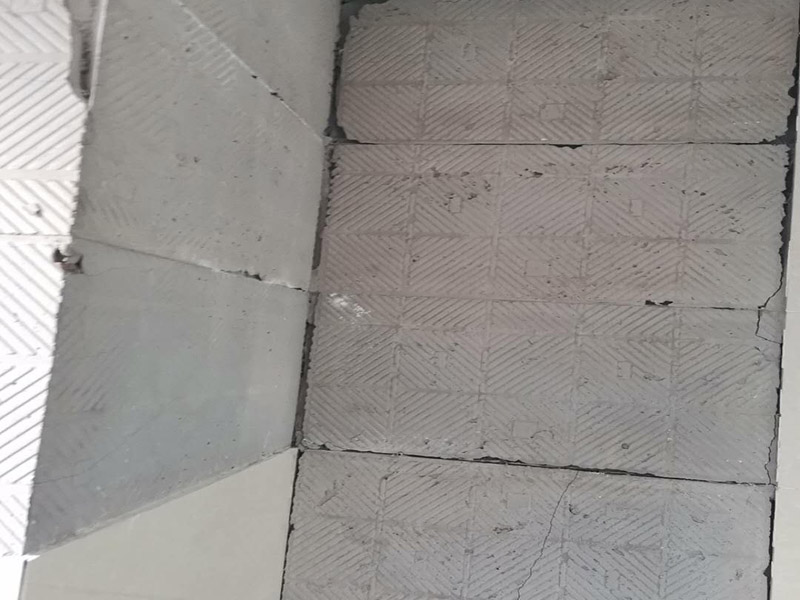 瓷磚空鼓維修鋪貼：首先，先使用空鼓錘敲擊墻面確認(rèn)空鼓范圍。如果敲擊的聲音比較沉悶的話，說明鋪貼比較實也比較牢固。反之，發(fā)出&ldquo;咚咚&rdquo;清脆的聲響的話，說明瓷磚存在空鼓。然后在開孔處注射瓷磚空鼓修復(fù)膠。如有溢出的膠水盡量在干固之前用濕抹布擦掉，如填縫處有膠水滲出是因為原有的填縫劑密度不夠，可重新涂抹一層密度較大的填縫劑。最后使用填縫劑填補孔位，擦掉多余的填縫劑。