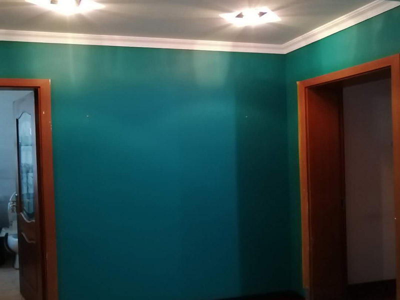 墻面維修刷漆:需要進(jìn)行墻面的全面檢查，看看基層是否牢固平整。如果是舊墻出現(xiàn)漆膜脫落、開(kāi)裂，需要先進(jìn)行鏟墻皮或者使用石膏來(lái)進(jìn)行裂縫的修補(bǔ)處理。做到墻面無(wú)灰塵、雜物，平整，再使用界面劑進(jìn)行墻面的涂刷，施工應(yīng)細(xì)致均勻。接著就需要進(jìn)行刮膩?zhàn)?，將墻面進(jìn)行找平，這道工序一般涂刷兩遍膩?zhàn)?，不過(guò)需要看實(shí)際情況來(lái)定。在進(jìn)行第一遍膩?zhàn)油抗魏?，需要自然晾干，再?lái)打磨，最后才是進(jìn)行第二道膩?zhàn)油抗?。在施工中，需要注意刮刀力度?yīng)一致，才能讓膩?zhàn)雍穸染鶆?。然后是進(jìn)行底漆的涂刷，這樣做的目的是為了增加面漆的粘結(jié)度。完全干燥后，則可以進(jìn)行面漆的涂刷施工了。在涂刷前，需要將面漆調(diào)配好，讓顏色一致，這樣涂刷的時(shí)候，墻面色澤才能一致。但需要注意的是滾筒施工時(shí)，速度應(yīng)保持一致，這樣漆面才能細(xì)膩平滑。