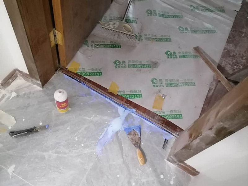 局部瓷磚空鼓維修：先把拱起的瓷磚與其他瓷磚之間的接縫用切割機(jī)鋸開(切割時(shí)會(huì)有很大的粉塵，所以需要不停地往切割機(jī)里加水)，要很小心地把瓷磚掀起，動(dòng)作一定要輕，否則容易造成瓷磚破裂。 把粘在瓷磚邊上的水泥砂漿全部刮掉。處理磚下的水泥層，刨掉1-2厘米，清理干凈。 均勻涂上一層混合水泥砂漿。水泥黃沙比例為：墻磚1：3，地磚：1：2&mdash;&mdash;3，水泥的水泥標(biāo)號(hào)為32.5號(hào)水泥。此外，如果使用的是白水泥，一定要采用108膠，這樣可以使水泥與地磚之間緊密黏合。 把清理好的瓷磚重新鋪好，壓平，等水泥徹底干透后再使用填縫機(jī)加固，從而避免地磚上翹、開裂的現(xiàn)象。