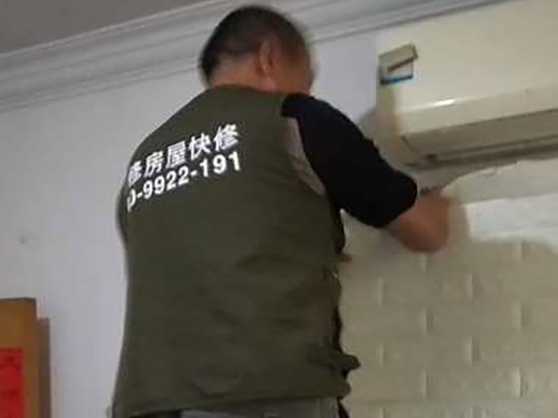 墻面裝飾拆除：1、舊墻皮鏟除 2、墻面清理，檢查是否有孔洞、油污、不平整的地方，如有需要，先修補然后施工。 3、批刮膩子，選用較好的墻襯一類的防水膩子，一般為2遍，第一遍批刮后1小時表干后打磨平整。 4、批刮第二遍膩子，干燥后打磨，注意選用600目以上砂紙，否則墻面刮痕會嚴(yán)重。 5、用200瓦的大燈泡靠近墻面檢查是否有不平整或砂眼，如有局部修補。 6、用干凈毛巾徹底清理墻面灰塵，用吸塵器清理干凈。 7、調(diào)配膠漆底漆，選用較好的羊毛刷或使用噴涂方式施工。 8、按次序涂刷1遍底漆，2遍面漆，每遍中間間隔要在1小時以上。 9、涂刷完成后，養(yǎng)護(hù)7-14天，不要拿手摸漆面。 10、7-14天后，養(yǎng)護(hù)完成。