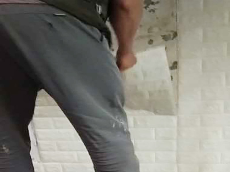 墻面裝飾拆除：1、舊墻皮鏟除 2、墻面清理，檢查是否有孔洞、油污、不平整的地方，如有需要，先修補然后施工。 3、批刮膩子，選用較好的墻襯一類的防水膩子，一般為2遍，第一遍批刮后1小時表干后打磨平整。 4、批刮第二遍膩子，干燥后打磨，注意選用600目以上砂紙，否則墻面刮痕會嚴(yán)重。 5、用200瓦的大燈泡靠近墻面檢查是否有不平整或砂眼，如有局部修補。 6、用干凈毛巾徹底清理墻面灰塵，用吸塵器清理干凈。 7、調(diào)配膠漆底漆，選用較好的羊毛刷或使用噴涂方式施工。 8、按次序涂刷1遍底漆，2遍面漆，每遍中間間隔要在1小時以上。 9、涂刷完成后，養(yǎng)護(hù)7-14天，不要拿手摸漆面。 10、7-14天后，養(yǎng)護(hù)完成。