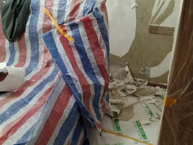 撕墻紙成品保護:在墻面頂部選一塊不顯眼的角落，用美工刀的刀尖將墻紙掀起。注：揭除可剝離墻紙時，掀起墻紙一角，將其從墻上撕下，手要盡量靠近墻面，這樣可將撕破墻紙的可能性降到最低。 墻紙、墻布裝飾面已經(jīng)裱糊完成的房間應(yīng)該及時清理干凈，在后續(xù)施工過程中，不要再作為物料 房或休息室使用，避免墻紙、墻布遭受污染或損壞，房間最好及時上鎖，并定期做好通風(fēng)換氣、排氣的工作。 墻面裱糊時，各道工序必須嚴格按照規(guī)程施工，操作時要做到干凈利落，邊縫要切割整齊到位，膠痕跡要擦干凈。